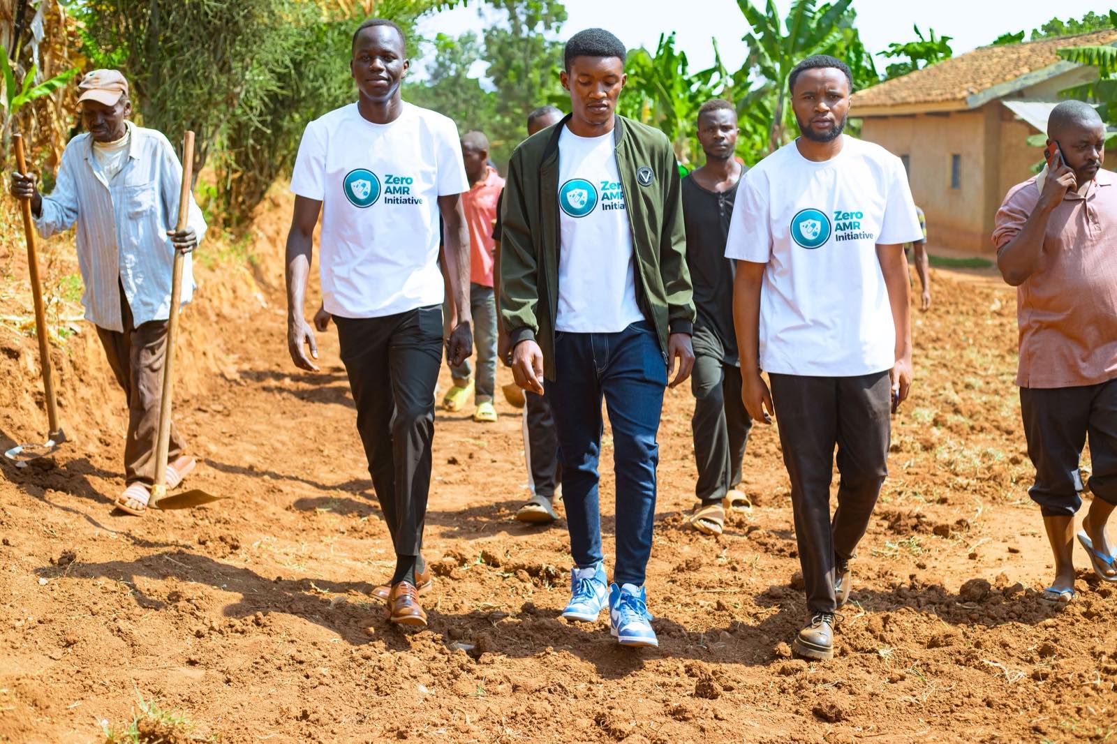 Zero AMR Initiative volunteers and community members gathered outdoors during an outreach activity